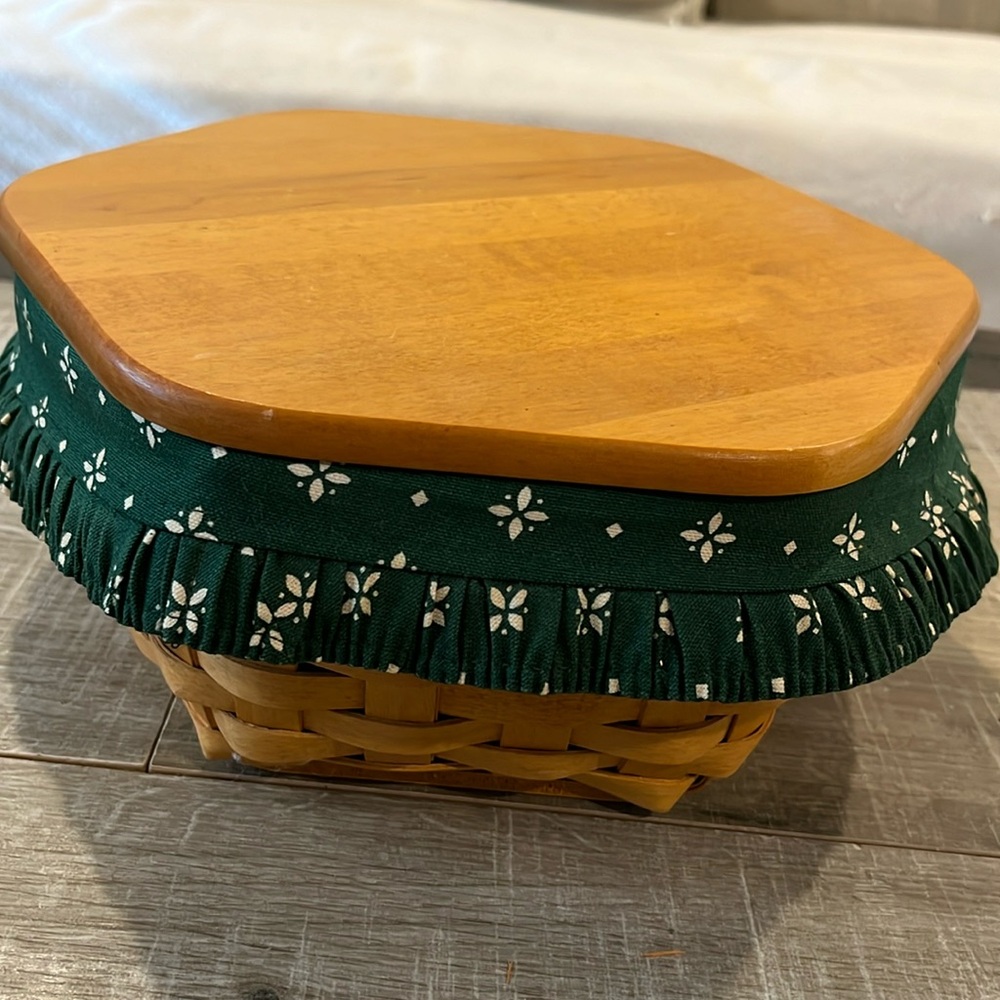 1998 Longaberger 10 inch basket with green liner, plastic liner and lid